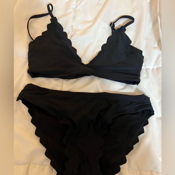 Small black scalloped bikini - Picture 3 of 3